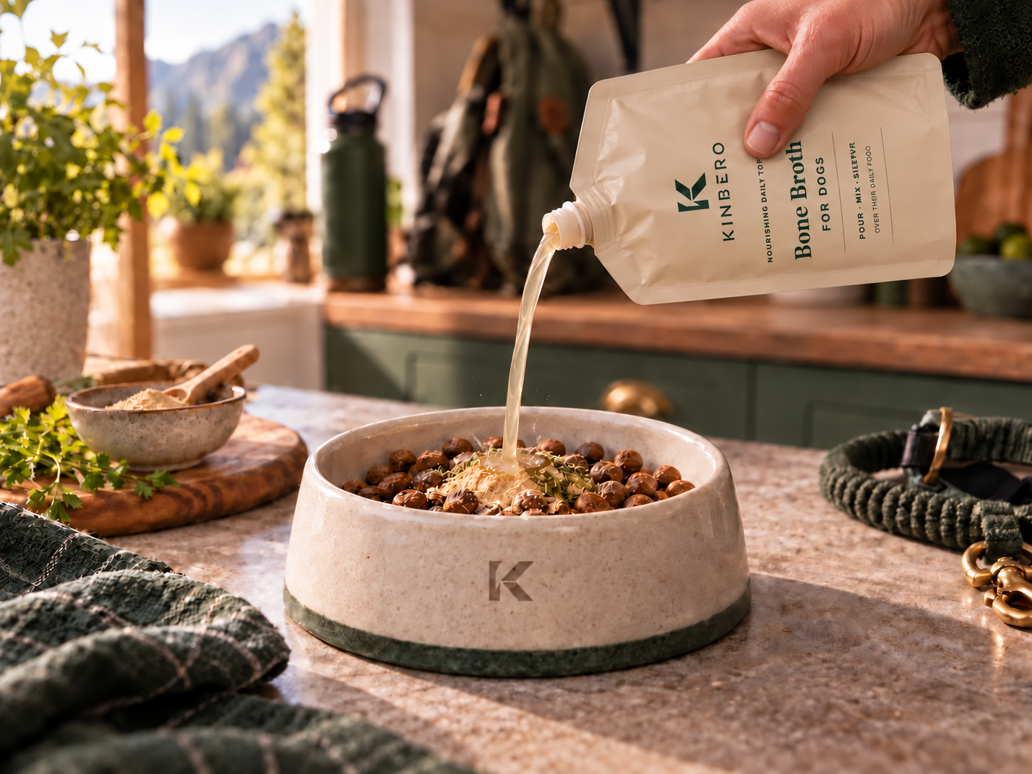 Conceptbeeld: Bone Broth wordt vanuit de hoekdop over hondenvoer geschonken; inhoud en etiket volgen